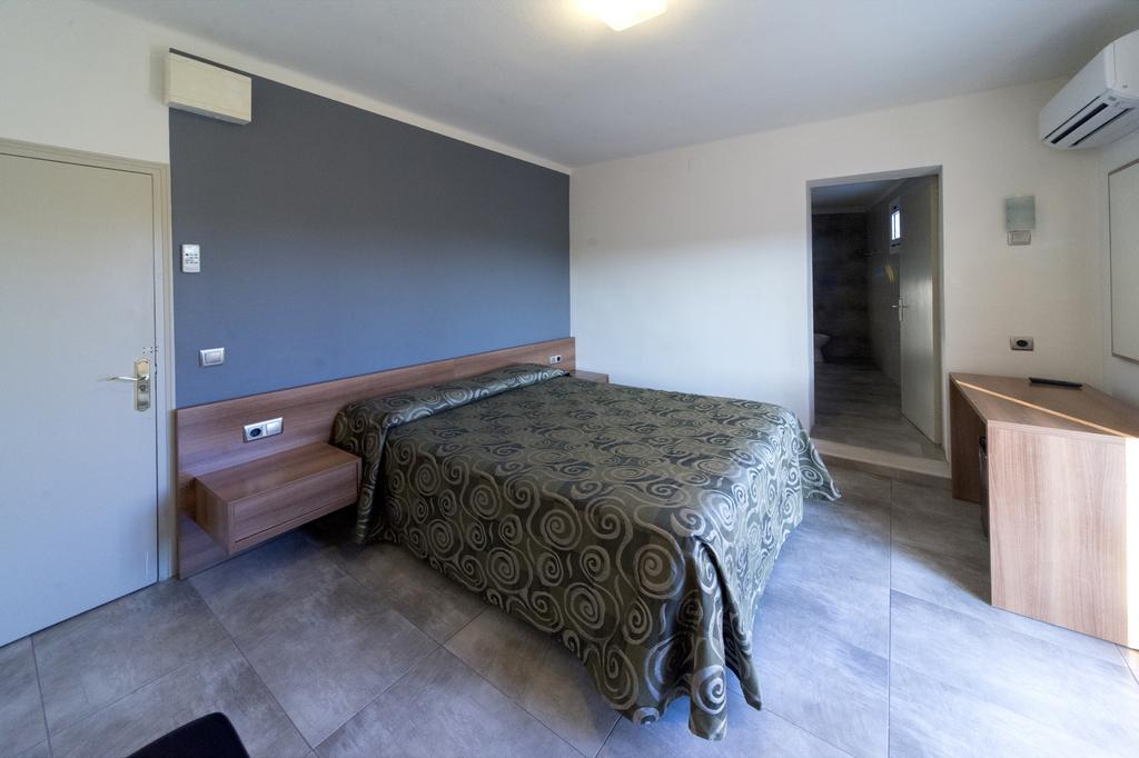 Hotel La Masia Pont de Molíns Szoba fotó